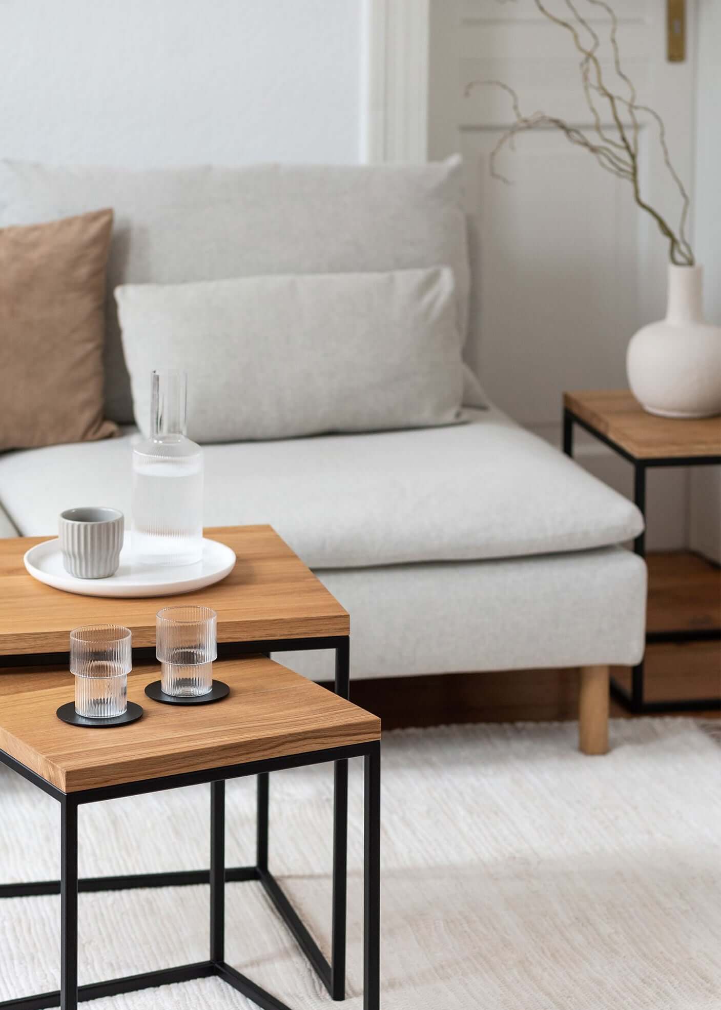 Japandi im Wohnbereich. Tischsatz Tre Semnia mit Tischplatte aus Eiche und Metallgestell.