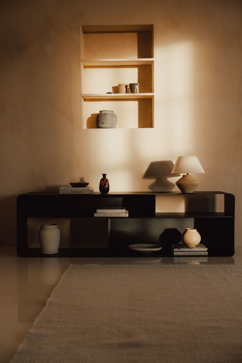 Scandi Look mit dunklen Möbeln