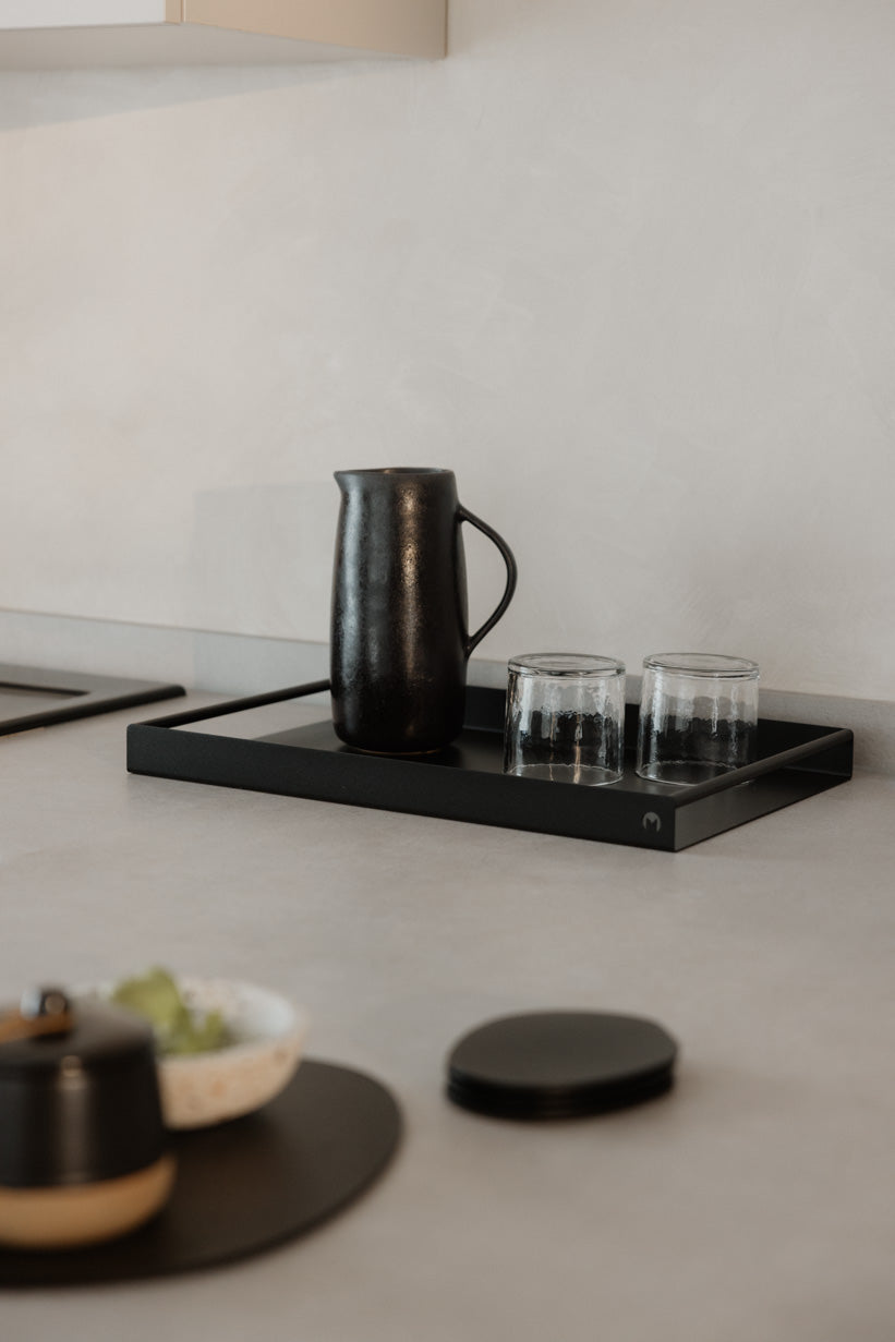 Schwarze Einrichtung im Trend - Metallbude