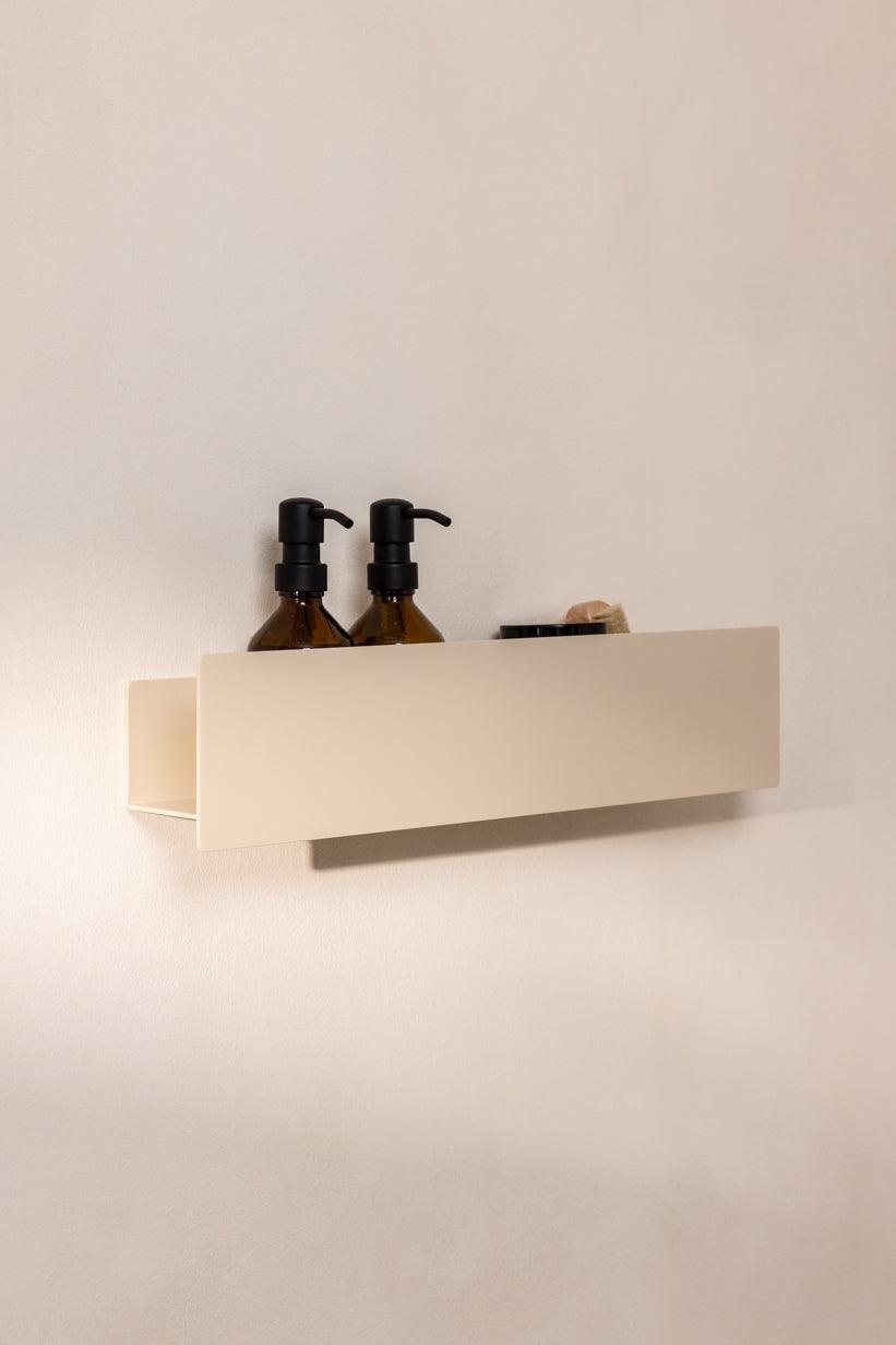 Duschablage SHEA mit Pflegeprodukten auf einer hellen Wand in minimalistischen Design aus Aluminium.