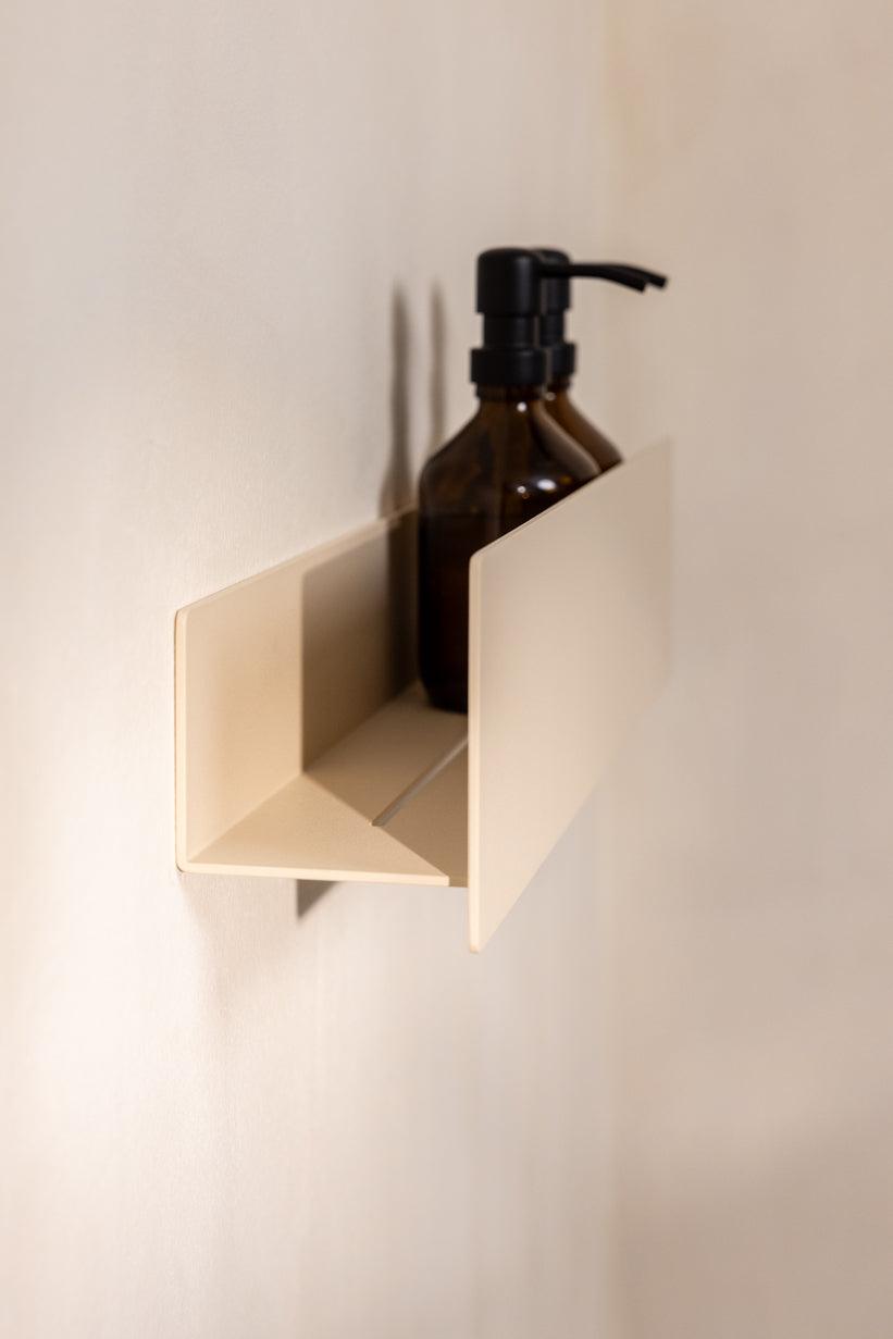 Duschablage SHEA aus Aluminium, stilvolles Design für Bad und Dusche, mit Flasche auf einem modernen Regal.