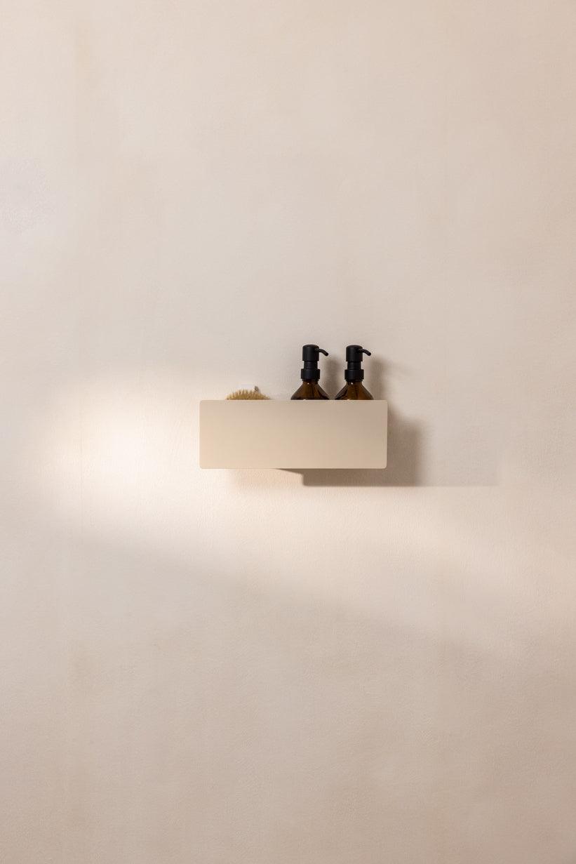 Duschablage SHEA mit zwei Flaschen auf einem minimalistischen, hellen Hintergrund.