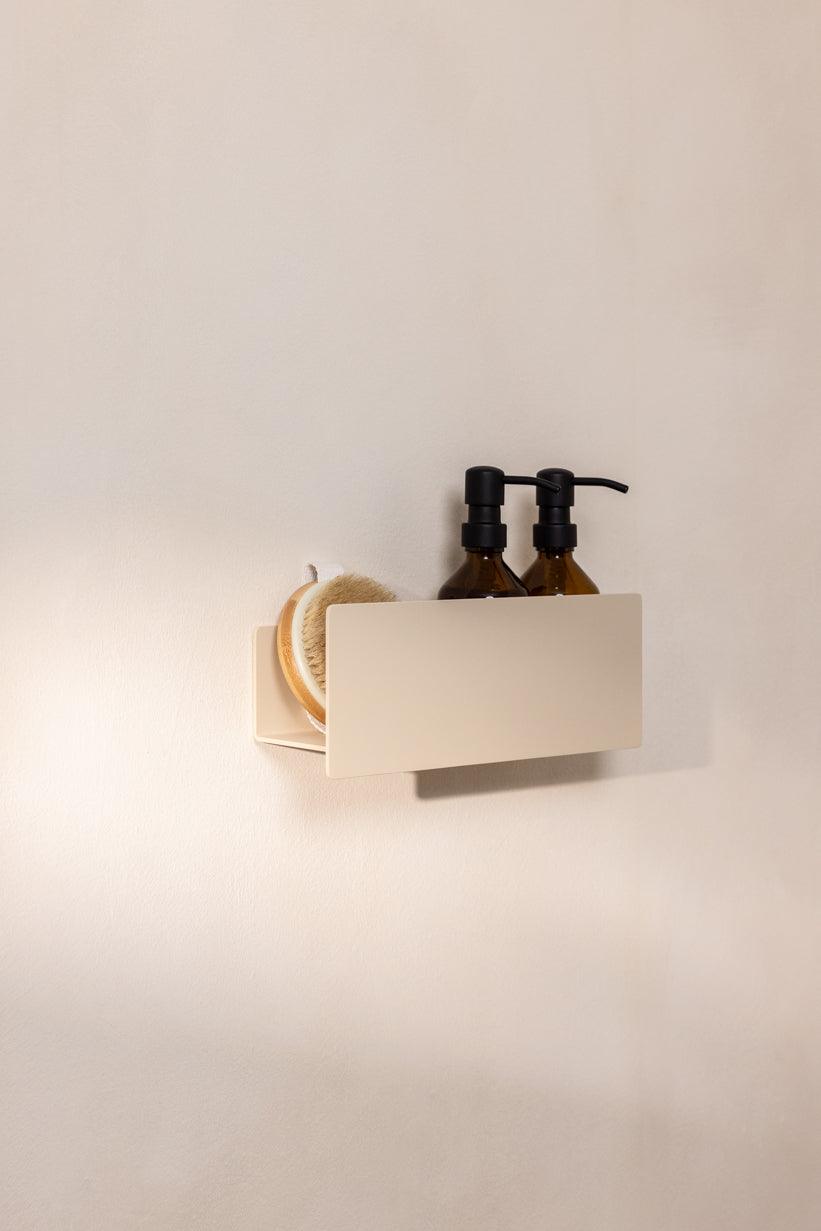 Duschablage SHEA aus Aluminium mit Shampoo- und Duschgelflaschen sowie einer Bürste in einem minimalistischen Badezimmer.