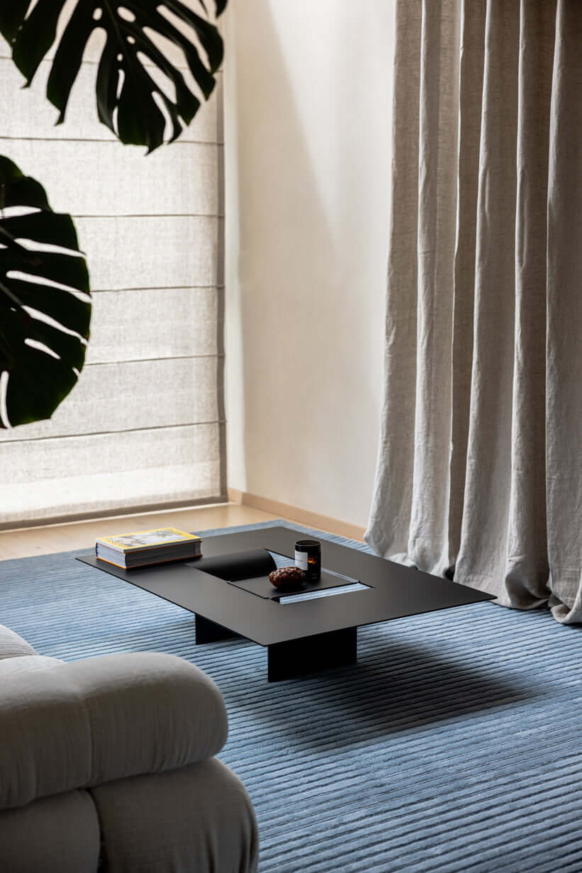 moderner-couchtisch-schwarz-metall-mit-tablett