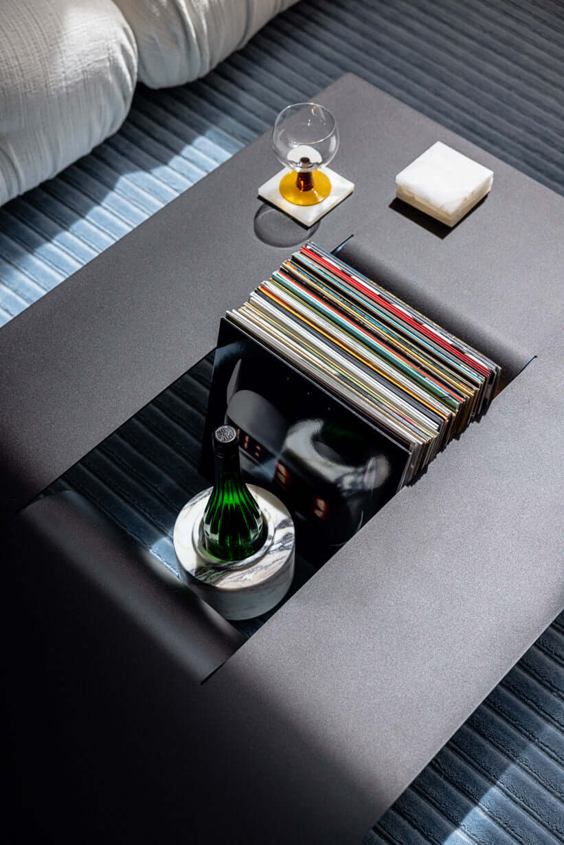 Modernes Couchtisch CUT aus Metall mit minimalistischem Design, ideal für kreative Wohnzimmergestaltung.