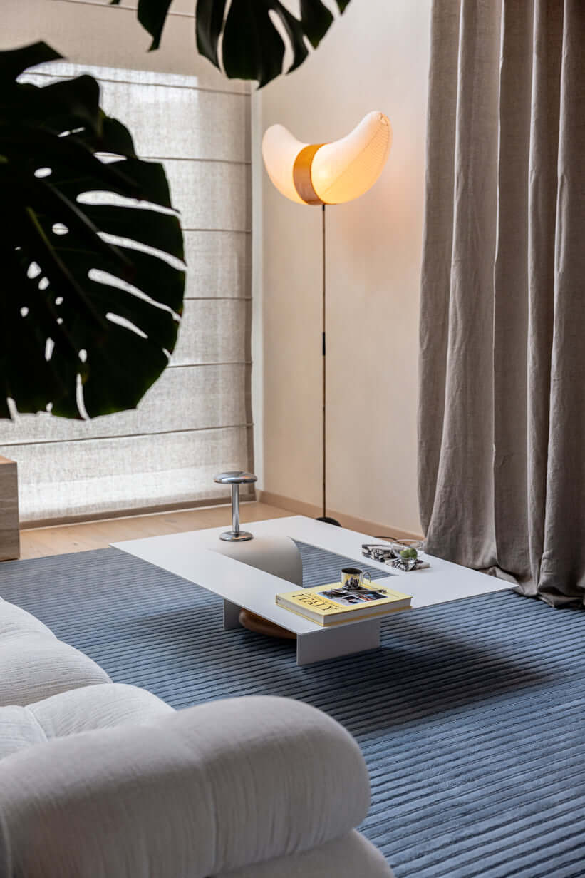 weißer-sofatisch-mit-auskerbung