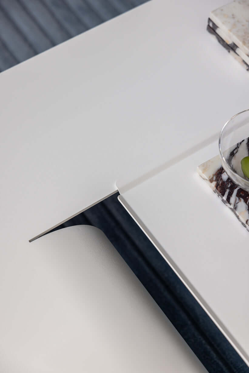 Detailansicht des Couchtisch CUT aus pulverbeschichtetem Stahlblech mit minimalistischen Schnitten und Biegungen.