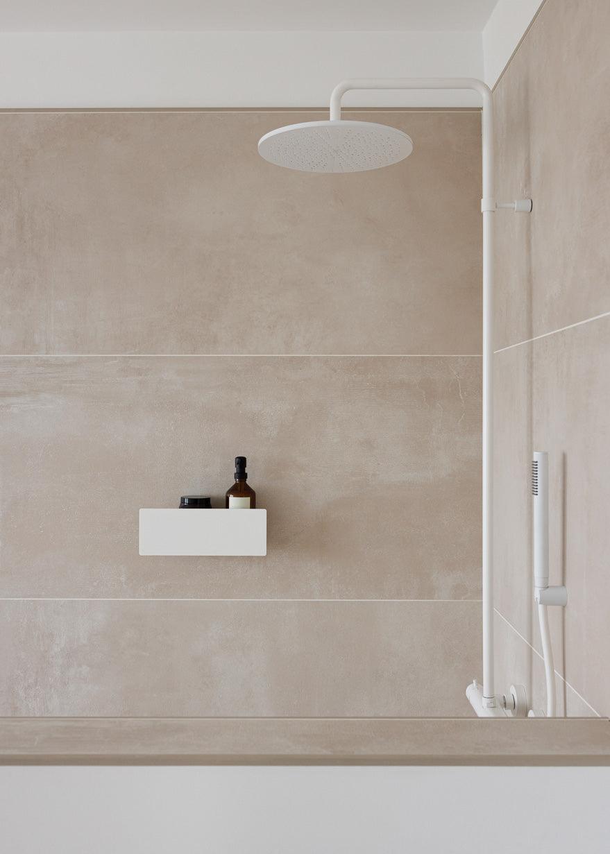 Duschablage SHEA in stilvollem Bad, ideal für Duschutensilien und Pflegeprodukte. Minimalistisches Design aus Aluminium.