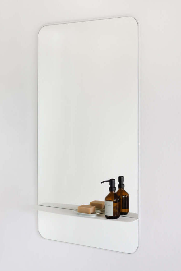 Weißer Wandspiegel für das Badezimmer mit dünnem Metallrahmen | Metallbude