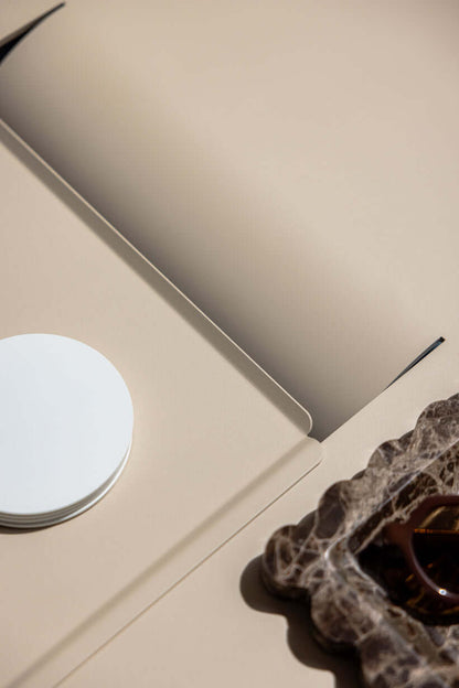 moderner-couchtisch-mit-tablett