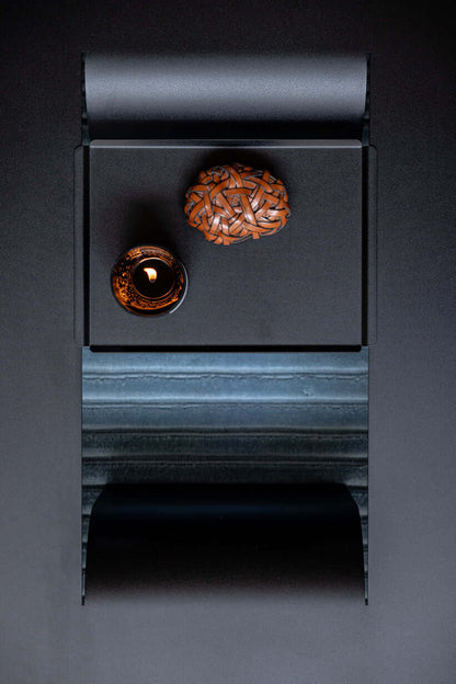 schwarzer-couchtisch-mit-loch