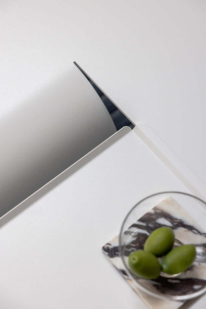 weißer-sofatisch-mit-details