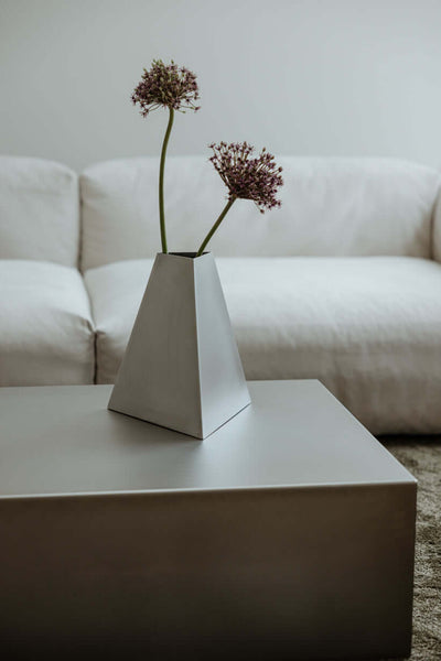 Pyramid-shaped vase RAW V made of stainless steel – Metallbude