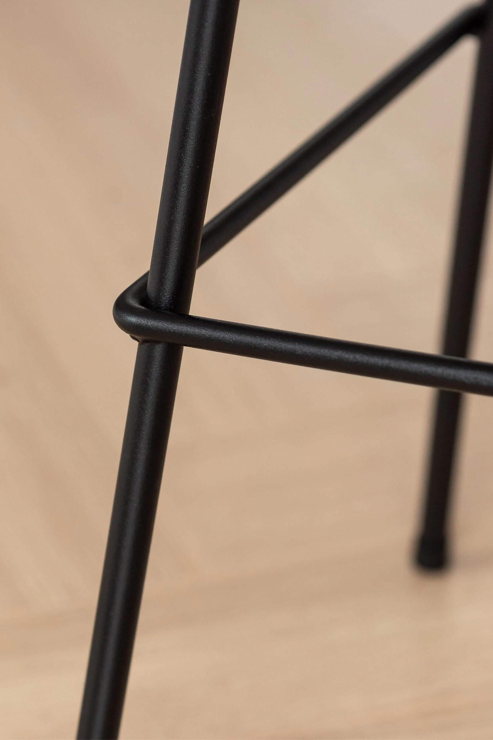 Barhocker aus schwarzem Metall mit einer Sitzfläche aus Massiv-holz | Metallbude