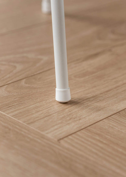 Der Barhocker Barni besteht aus weißem Metall. Schonung durch Gummistopfen an den Füßen | Metallbude