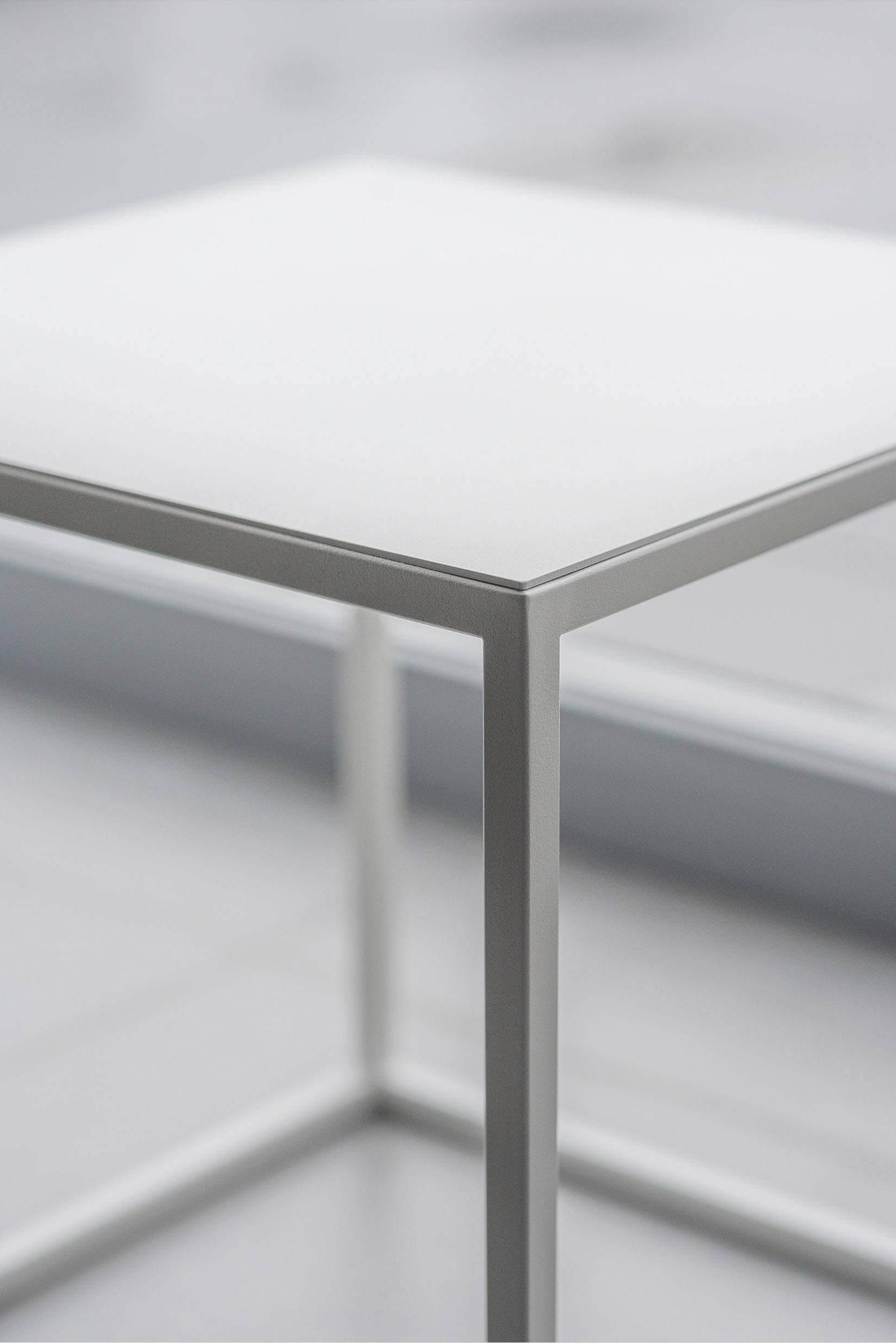 SOLI X - Beistelltisch mit Tischplatte aus Blech | Metallbude