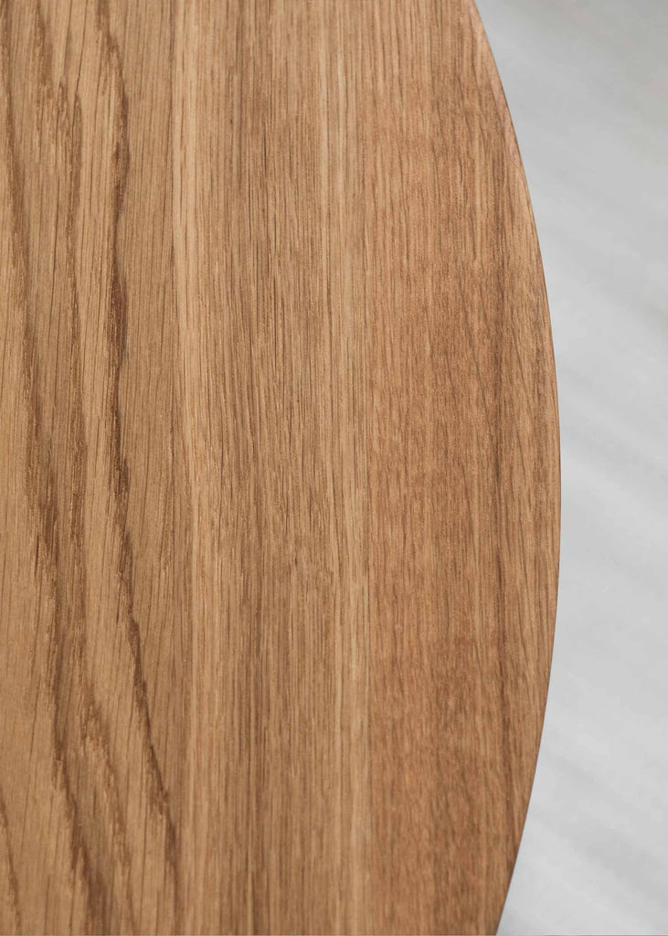 Couchtisch Vesina mit einer Ablagefläche aus Eiche Massiv naturgeölt | Metallbude