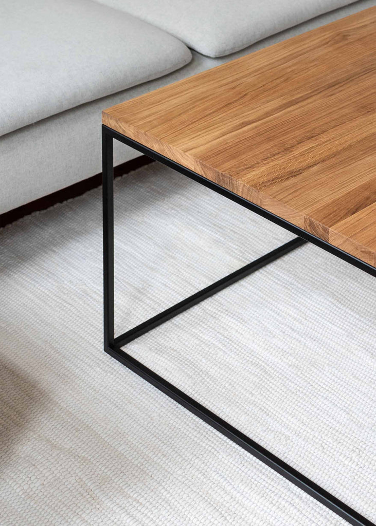 Devana ein Couchtisch aus Holz und schwarzem Metall von Metallbude
