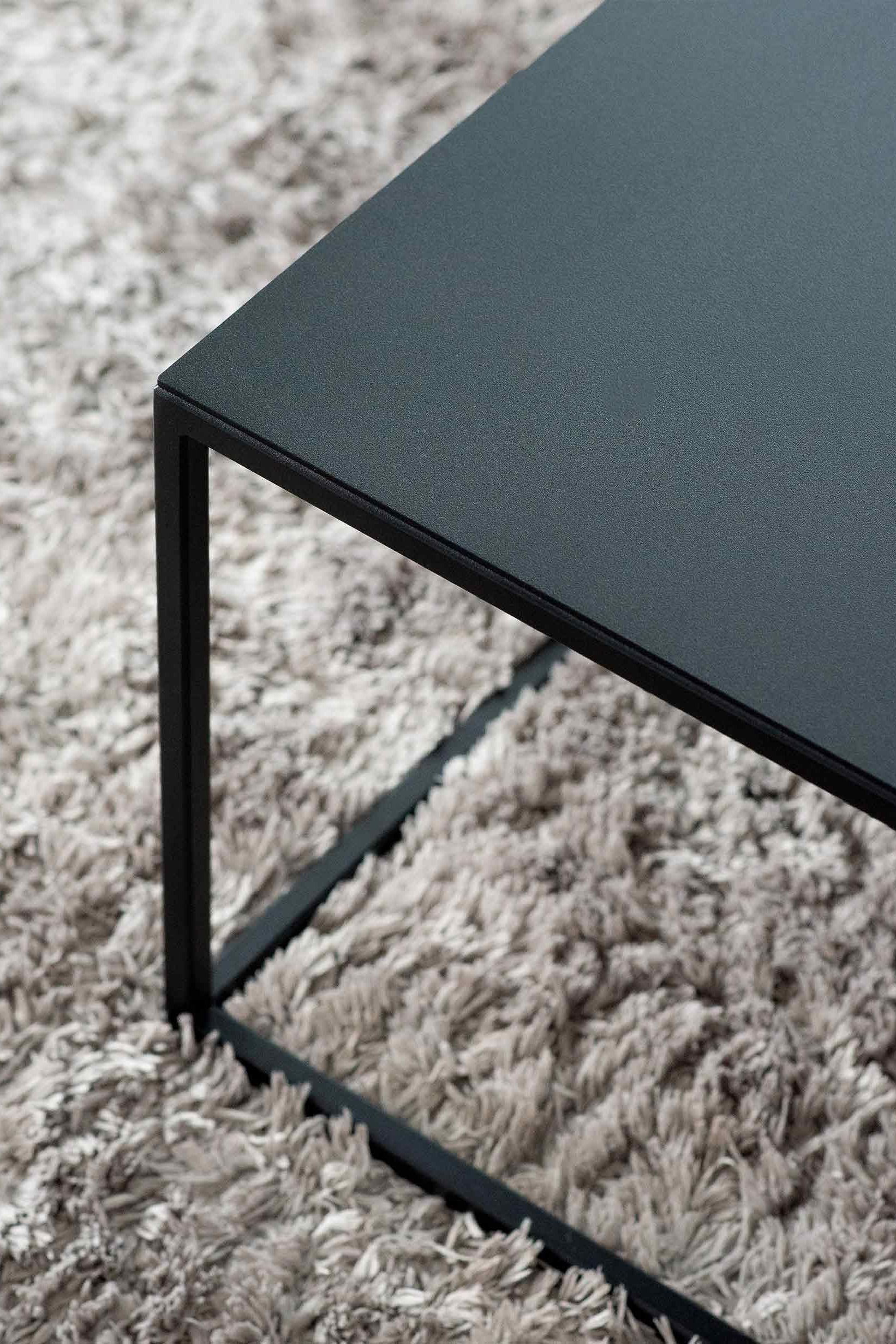Devana X- Couchtisch mit Tischplatte aus schwarzem Blech | Metallbude