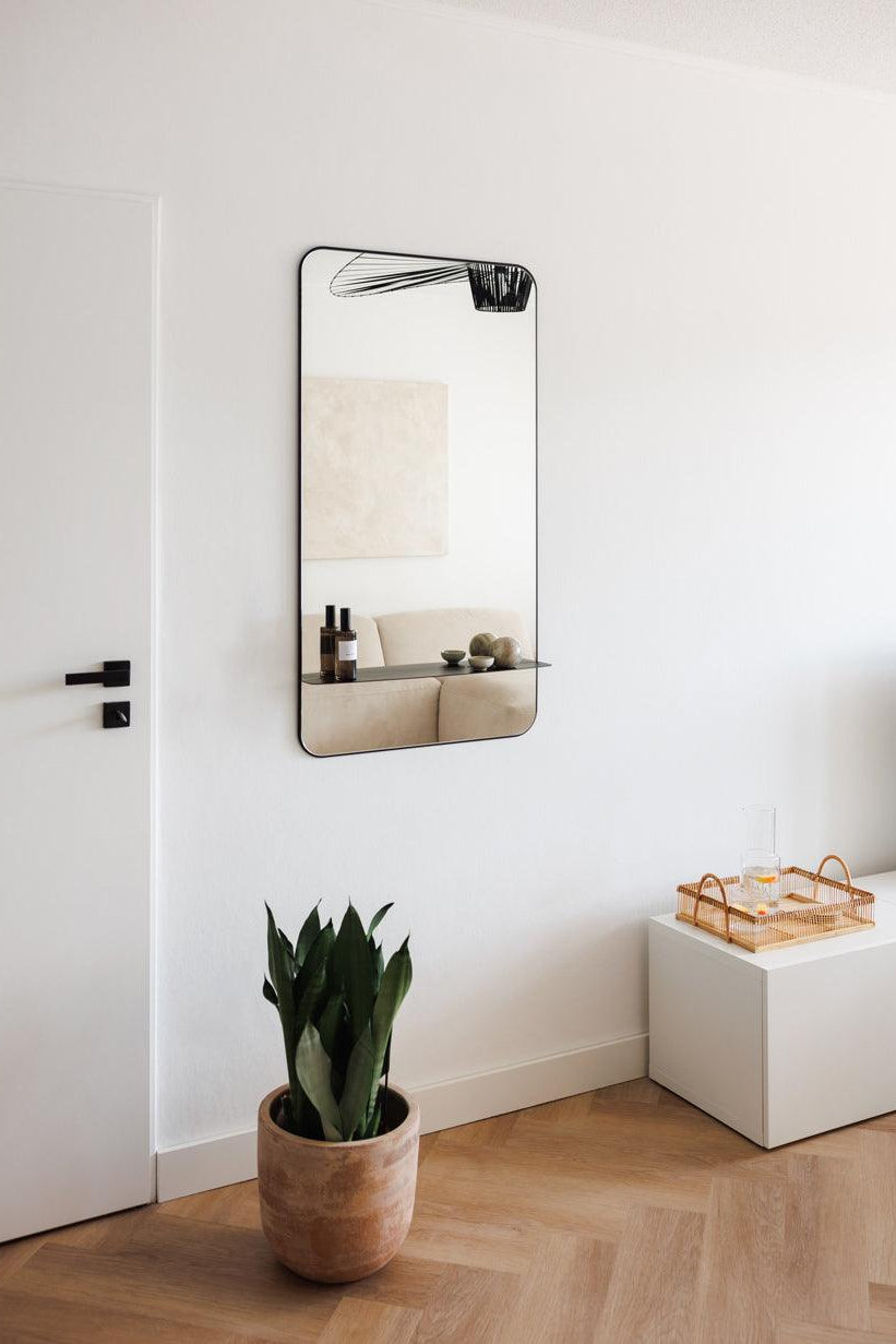 Schwarzer Wandspiegel für den Wohnbereich mit praktischer Ablage aus Metall | Metallbude